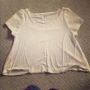 Cropped shirt with floral sleeves